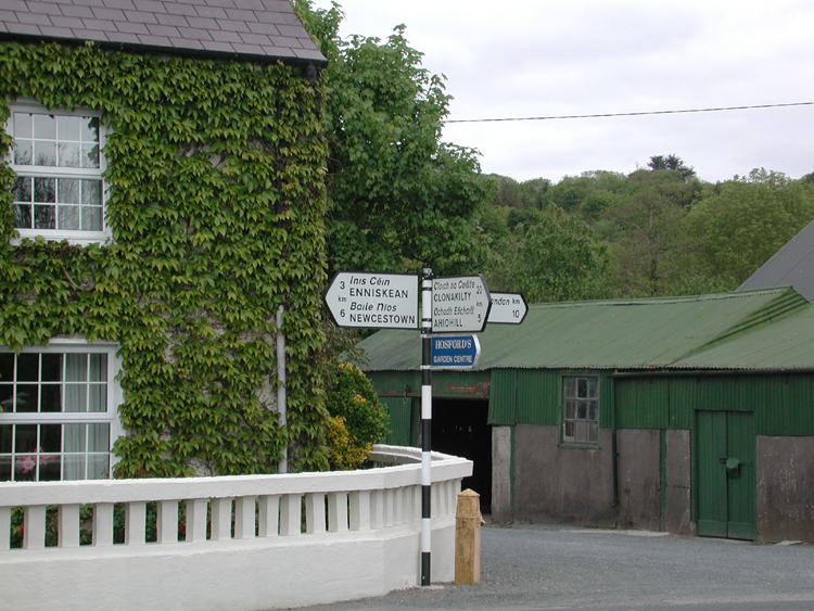 Street sign in Enniskeane.jpg 435.9K